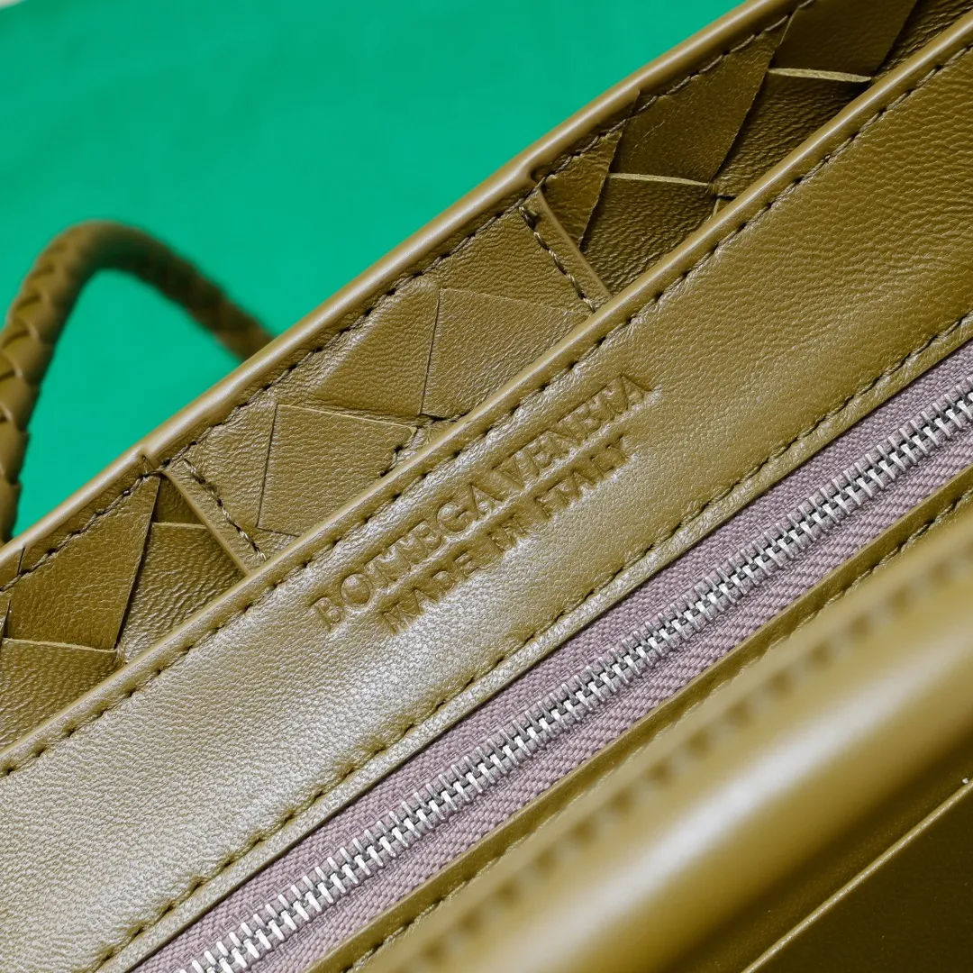 Batch 1860 B's 2024 spring and summer new style continues the brand's woven style with detailed metal knot switch buckles. This time, the shoulder straps are also made into tube weaves, showing different craftsmanship. The carrying method is versatile to create more different styles. Intrecciato woven leather small handbag, equipped with sliding crossbody strap. Internal compartments, including 1 zipper pocket and 2 open pockets with magnetic buckle closure. Size: 25*20*10cm, model: 7463#